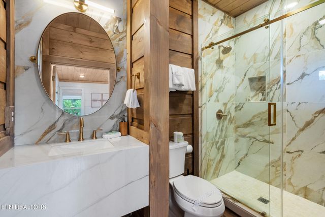 2943 Lightning Strike Dr, Sevierville, TN 37862