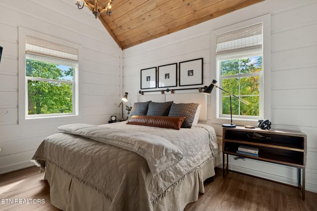 2943 Lightning Strike Dr, Sevierville, TN 37862