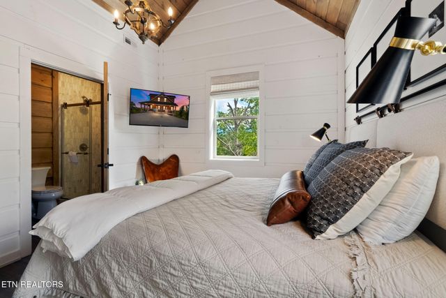 2943 Lightning Strike Dr, Sevierville, TN 37862