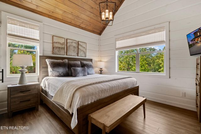 2943 Lightning Strike Dr, Sevierville, TN 37862