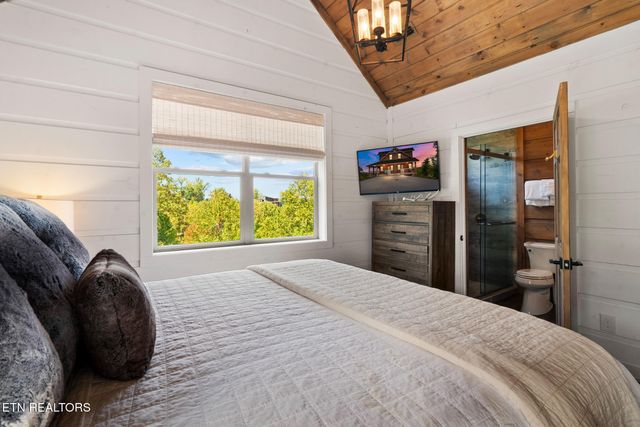 2943 Lightning Strike Dr, Sevierville, TN 37862