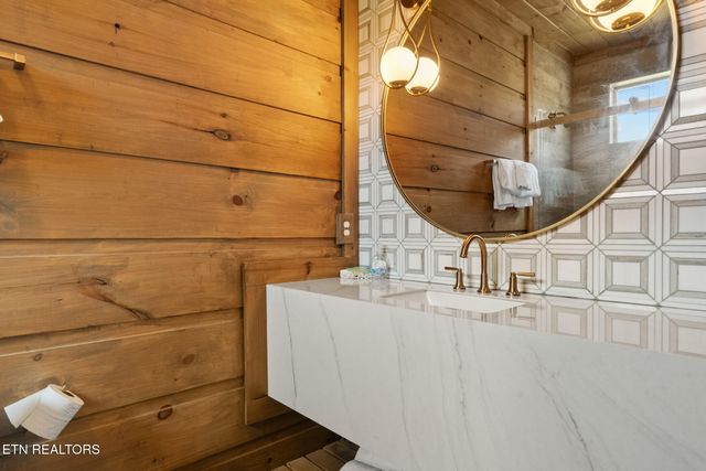 2943 Lightning Strike Dr, Sevierville, TN 37862