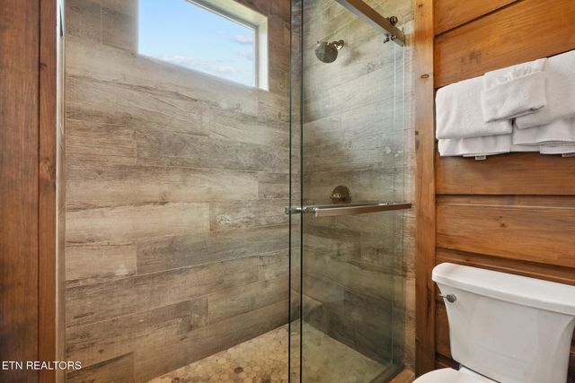 2943 Lightning Strike Dr, Sevierville, TN 37862