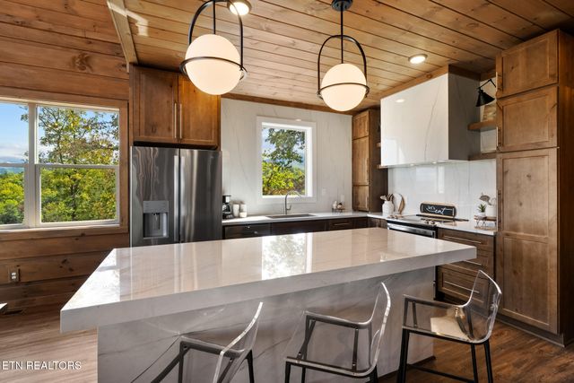 2943 Lightning Strike Dr, Sevierville, TN 37862