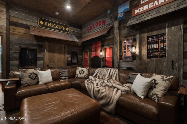 2943 Lightning Strike Dr, Sevierville, TN 37862