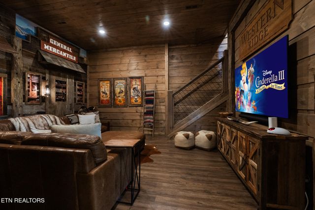 2943 Lightning Strike Dr, Sevierville, TN 37862