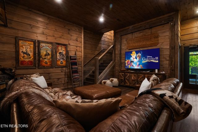 2943 Lightning Strike Dr, Sevierville, TN 37862