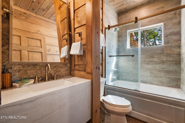 2943 Lightning Strike Dr, Sevierville, TN 37862