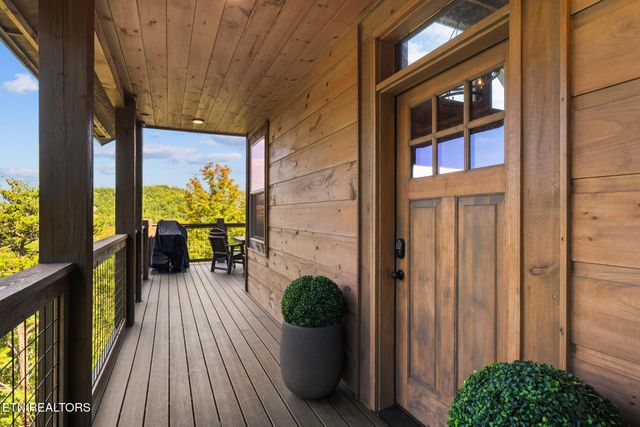 2943 Lightning Strike Dr, Sevierville, TN 37862