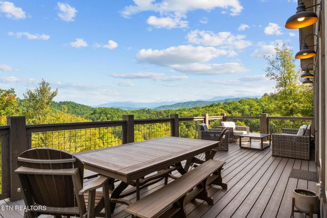 2943 Lightning Strike Dr, Sevierville, TN 37862