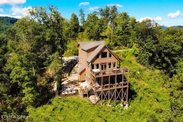 2943 Lightning Strike Dr, Sevierville, TN 37862