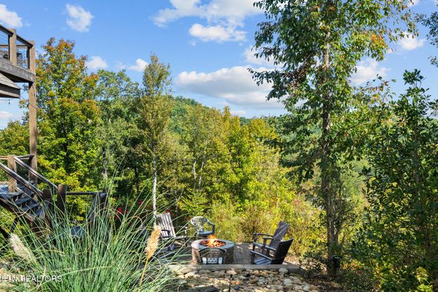 2943 Lightning Strike Dr, Sevierville, TN 37862