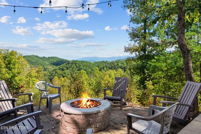 2943 Lightning Strike Dr, Sevierville, TN 37862