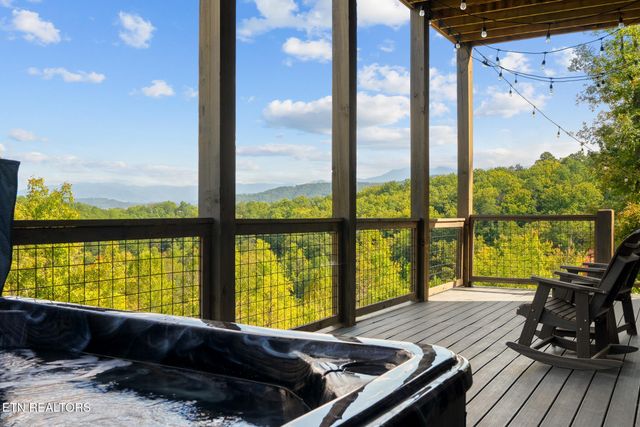 2943 Lightning Strike Dr, Sevierville, TN 37862