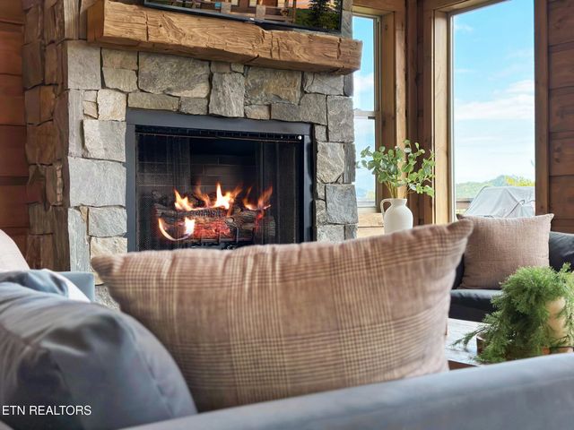 2943 Lightning Strike Dr, Sevierville, TN 37862