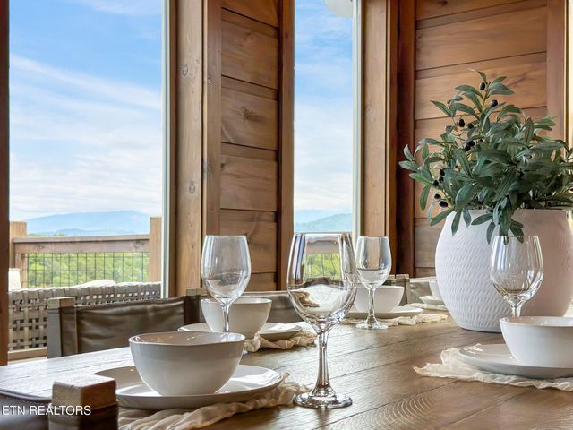 2943 Lightning Strike Dr, Sevierville, TN 37862