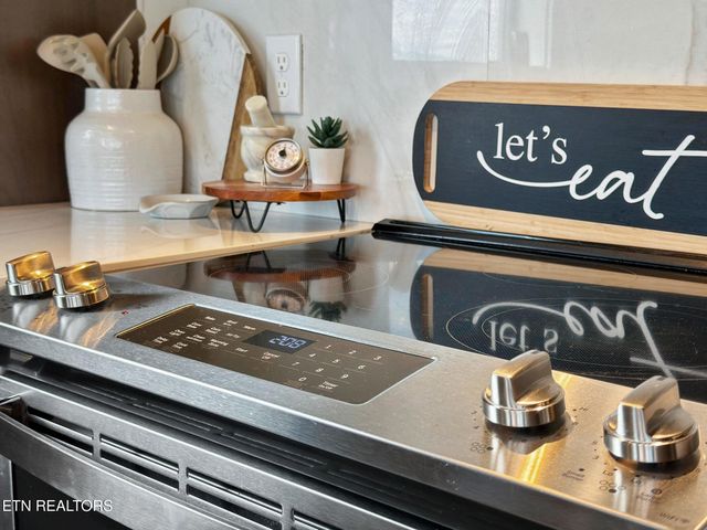 2943 Lightning Strike Dr, Sevierville, TN 37862