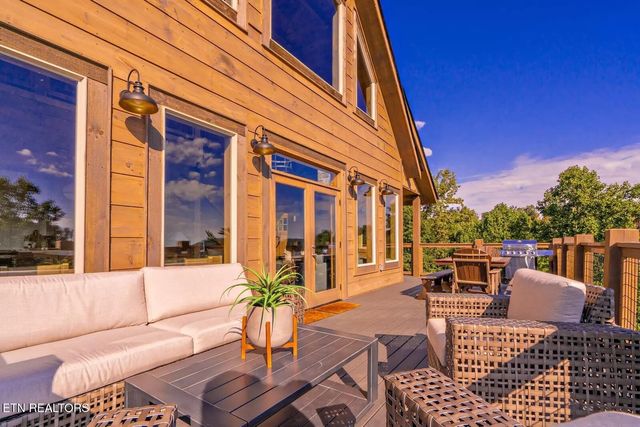 2943 Lightning Strike Dr, Sevierville, TN 37862