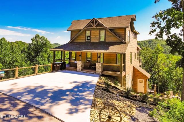 2943 Lightning Strike Dr, Sevierville, TN 37862