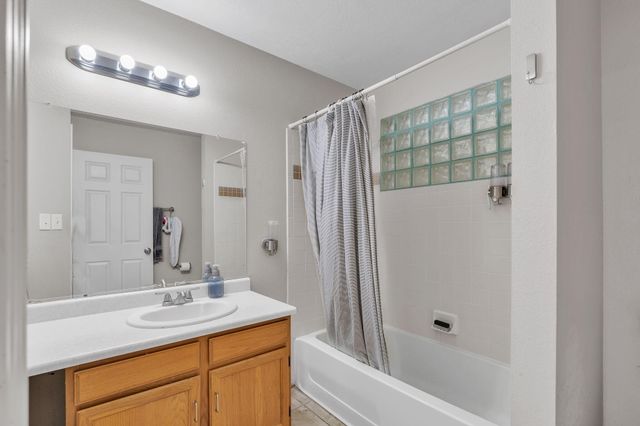 540 7th Avenue NE, Rio Rancho, NM 87124