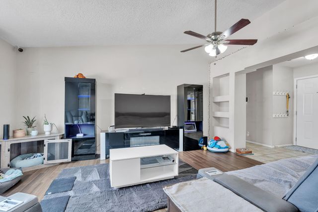 540 7th Avenue NE, Rio Rancho, NM 87124