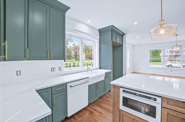 13 Park Pl, Mattapoisett, MA 02739