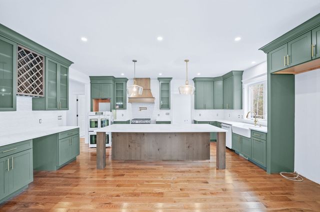 13 Park Pl, Mattapoisett, MA 02739