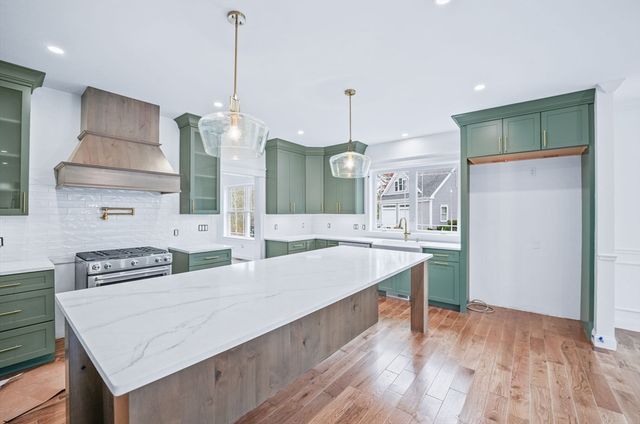 13 Park Pl, Mattapoisett, MA 02739