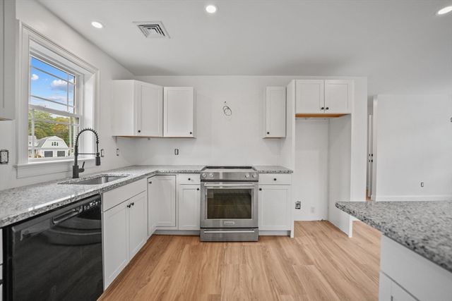 13 Park Pl, Mattapoisett, MA 02739