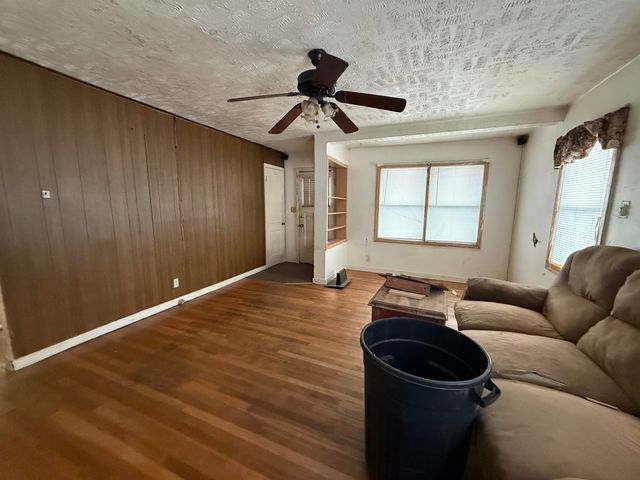 625 Montrose St, Salina, KS 67401