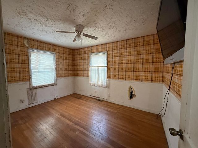 625 Montrose St, Salina, KS 67401