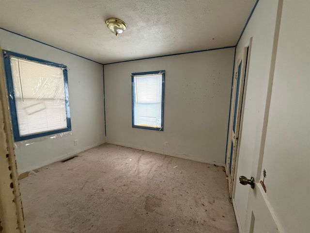 625 Montrose St, Salina, KS 67401