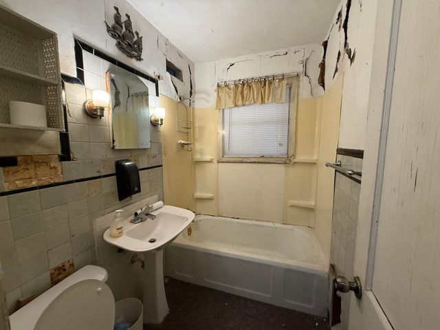 625 Montrose St, Salina, KS 67401