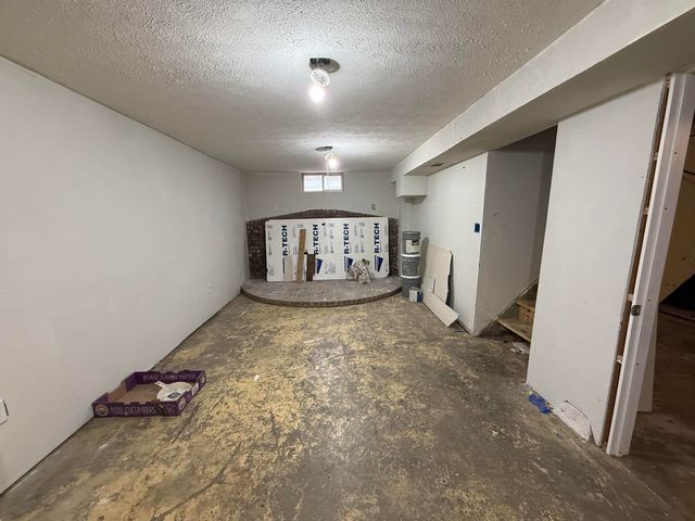 625 Montrose St, Salina, KS 67401