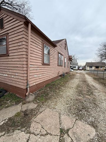 625 Montrose St, Salina, KS 67401