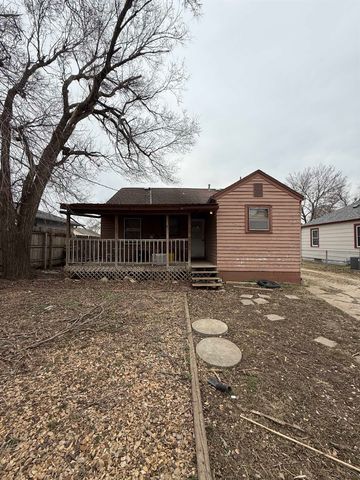 625 Montrose St, Salina, KS 67401