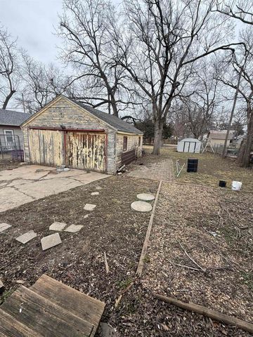 625 Montrose St, Salina, KS 67401