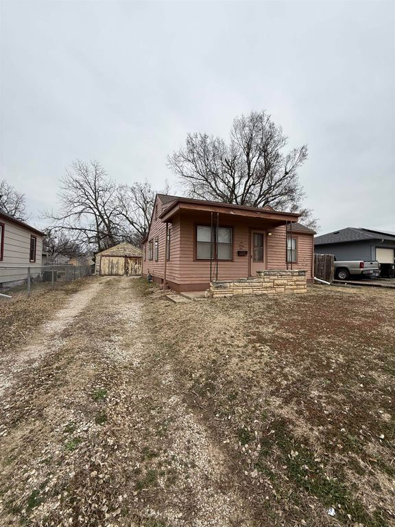 625 Montrose St, Salina, KS 67401