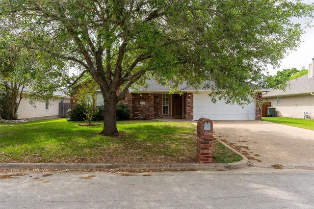 4802 Treadgold Lane, Bryan, TX 77802