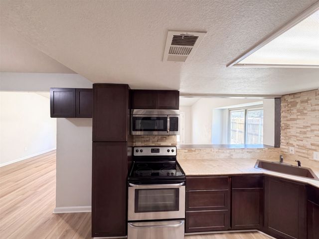 220 Grand Meadow Drive, Fort Worth, TX 76108