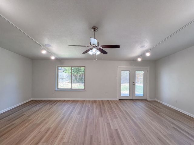 220 Grand Meadow Drive, Fort Worth, TX 76108