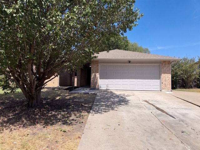 220 Grand Meadow Drive, Fort Worth, TX 76108