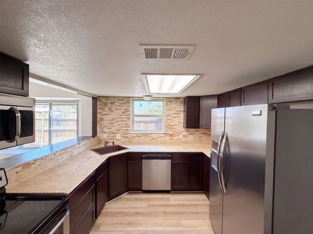 220 Grand Meadow Drive, Fort Worth, TX 76108