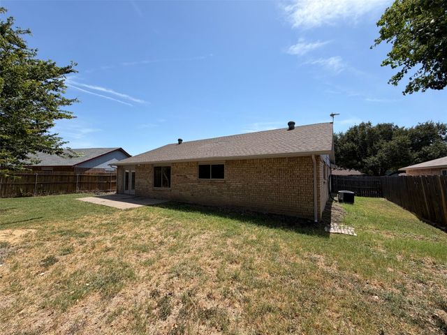 220 Grand Meadow Drive, Fort Worth, TX 76108