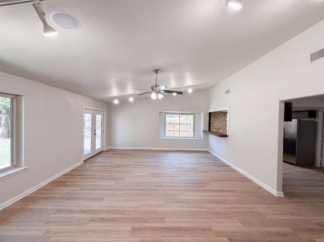 220 Grand Meadow Drive, Fort Worth, TX 76108