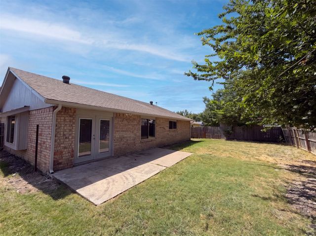 220 Grand Meadow Drive, Fort Worth, TX 76108