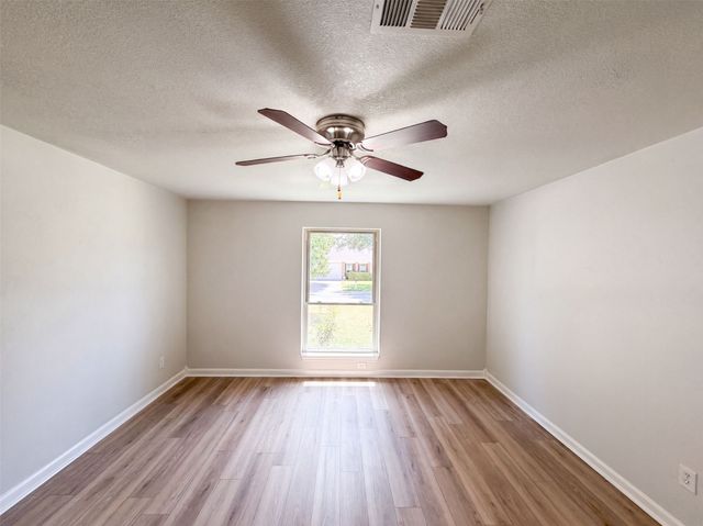 220 Grand Meadow Drive, Fort Worth, TX 76108