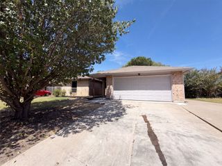 220 Grand Meadow Drive, Fort Worth, TX 76108