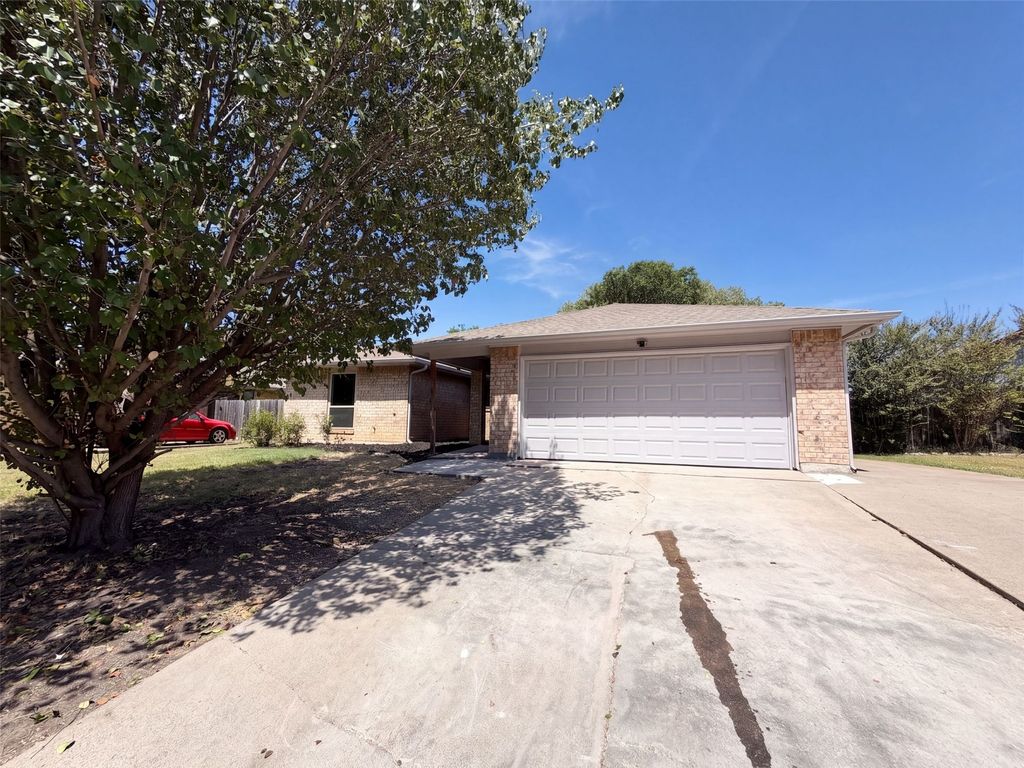 220 Grand Meadow Drive, Fort Worth, TX 76108