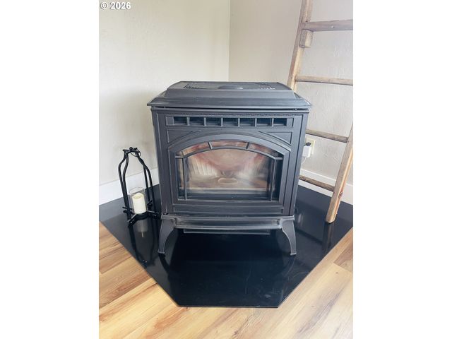 922 FERN Pl, Reedsport, OR 97467